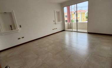 Se renta casa de 4 habitaciones en Urbanización Manta Beach