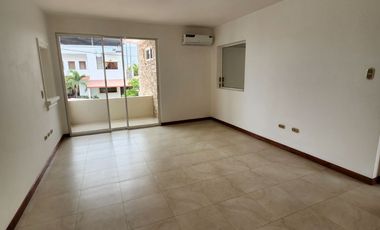 Se renta casa de 4 habitaciones en Urbanización Manta Beach