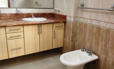 Se renta casa de 4 habitaciones en Urbanización Manta Beach