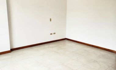 Se renta casa de 4 habitaciones en Urbanización Manta Beach