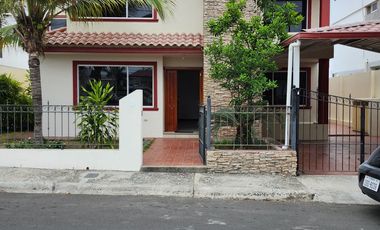 Se renta casa de 4 habitaciones en Urbanización Manta Beach