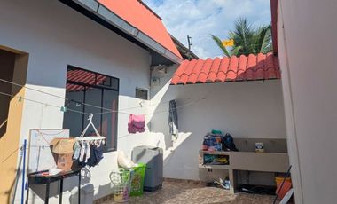 A pesar de su cercanía al comercio, la casa está dentro de una urbanización tranquila y segura.