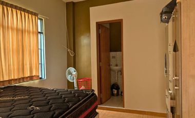 A pesar de su cercanía al comercio, la casa está dentro de una urbanización tranquila y segura.