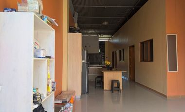 A pesar de su cercanía al comercio, la casa está dentro de una urbanización tranquila y segura.