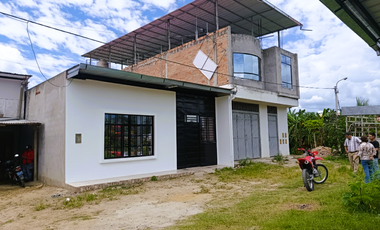 A pesar de su cercanía al comercio, la casa está dentro de una urbanización tranquila y segura.