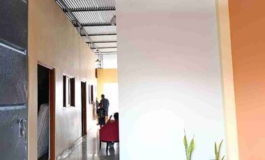 A pesar de su cercanía al comercio, la casa está dentro de una urbanización tranquila y segura.