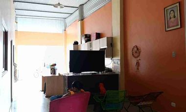 A pesar de su cercanía al comercio, la casa está dentro de una urbanización tranquila y segura.