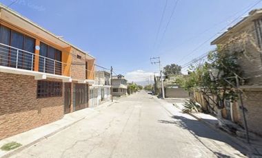 CASA EN VALLE DE CHALCO, MUY AMPLIA, ACABADOS DE LUJO, CUENYA CON TODOS LOS SERVICIOS.