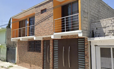 CASA EN VALLE DE CHALCO, MUY AMPLIA, ACABADOS DE LUJO, CUENYA CON TODOS LOS SERVICIOS.