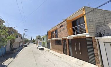 CASA EN VALLE DE CHALCO, MUY AMPLIA, ACABADOS DE LUJO, CUENYA CON TODOS LOS SERVICIOS.