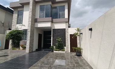 Alquilo hermosa casa en Urbanización Condado vicolinci
