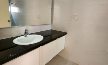 Se vende Departamento de 2 habitaciones frente al mar a una calle del Mall del Pacifico en Manta