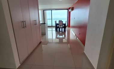 Se vende Departamento de 2 habitaciones frente al mar a una calle del Mall del Pacifico en Manta
