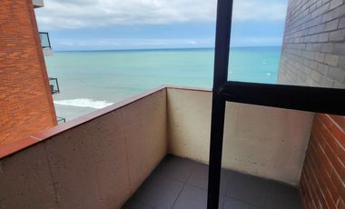 Se vende Departamento de 2 habitaciones frente al mar a una calle del Mall del Pacifico en Manta