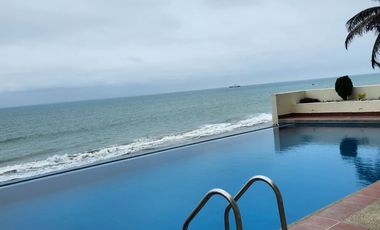 Se vende Departamento de 2 habitaciones frente al mar a una calle del Mall del Pacifico en Manta