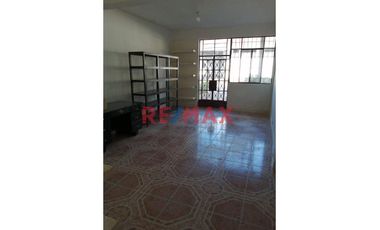 Se Vende Linda Y Amplia Casa En Esquina - Tingo Maria / Huánuco