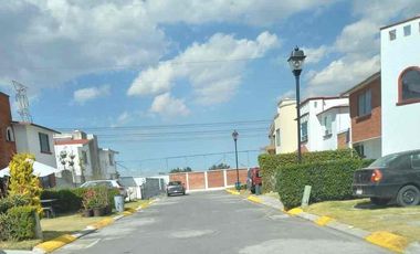 CASA EN PEQUEÑA PRIVADA CERCA DE PLAZA MÍA ZINACANTEPEC