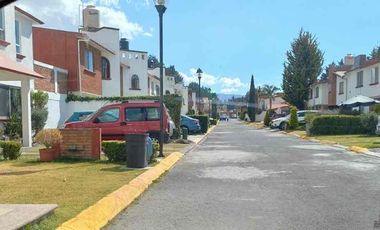 CASA EN PEQUEÑA PRIVADA CERCA DE PLAZA MÍA ZINACANTEPEC