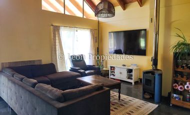 Leon Propiedades vende y arrienda con compromiso de compraventa Gran parcela con casa en condominio, Sector Alhué, Curacaví.