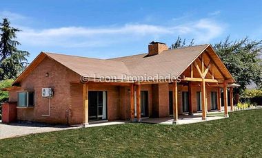 Leon Propiedades vende y arrienda con compromiso de compraventa Gran parcela con casa en condominio, Sector Alhué, Curacaví.