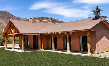 Leon Propiedades vende y arrienda con compromiso de compraventa Gran parcela con casa en condominio, Sector Alhué, Curacaví.