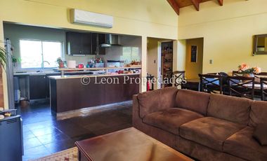 Leon Propiedades vende y arrienda con compromiso de compraventa Gran parcela con casa en condominio, Sector Alhué, Curacaví.