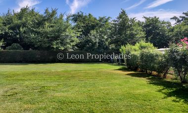 Leon Propiedades vende y arrienda con compromiso de compraventa Gran parcela con casa en condominio, Sector Alhué, Curacaví.