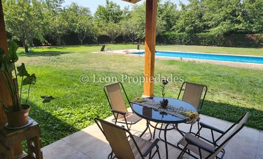 Leon Propiedades vende y arrienda con compromiso de compraventa Gran parcela con casa en condominio, Sector Alhué, Curacaví.