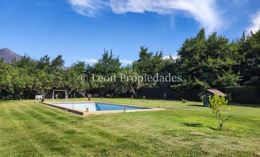 Leon Propiedades vende y arrienda con compromiso de compraventa Gran parcela con casa en condominio, Sector Alhué, Curacaví.