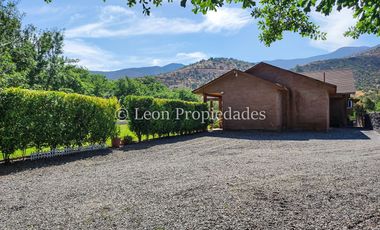 Leon Propiedades vende y arrienda con compromiso de compraventa Gran parcela con casa en condominio, Sector Alhué, Curacaví.