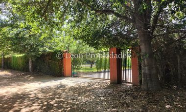 Leon Propiedades vende y arrienda con compromiso de compraventa Gran parcela con casa en condominio, Sector Alhué, Curacaví.