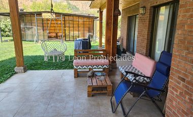 Leon Propiedades vende y arrienda con compromiso de compraventa Gran parcela con casa en condominio, Sector Alhué, Curacaví.