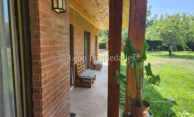 Leon Propiedades vende y arrienda con compromiso de compraventa Gran parcela con casa en condominio, Sector Alhué, Curacaví.