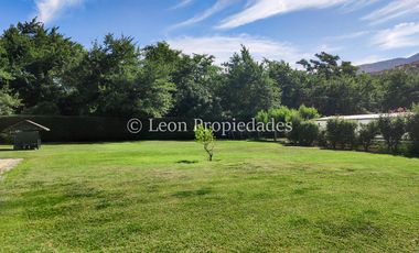 Leon Propiedades vende y arrienda con compromiso de compraventa Gran parcela con casa en condominio, Sector Alhué, Curacaví.