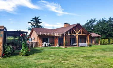 Leon Propiedades vende y arrienda con compromiso de compraventa Gran parcela con casa en condominio, Sector Alhué, Curacaví.