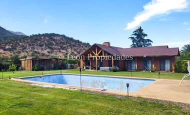 Leon Propiedades vende y arrienda con compromiso de compraventa Gran parcela con casa en condominio, Sector Alhué, Curacaví.