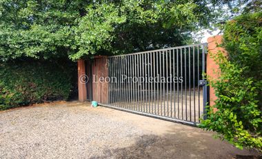 Leon Propiedades vende y arrienda con compromiso de compraventa Gran parcela con casa en condominio, Sector Alhué, Curacaví.