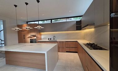 6 Bedroom House For Sale in Alabang Muntinlupa at Alabang Hills Village near Alabang Town Center