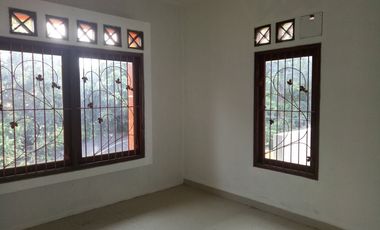 Rumah 2 lantai Dekat Mall Pejaten (Penvil) dan Halte Busway, Bisa Untuk Kantor