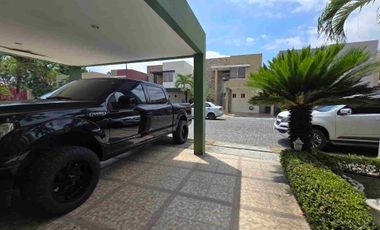 venta de amplia casa en una de las mejores urbanizaciónes de via a la costa.