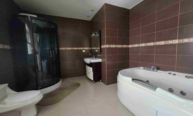 venta de amplia casa en una de las mejores urbanizaciónes de via a la costa.