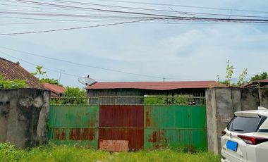 Land in the heart of Cakranegara, close to Pejanggik Street.