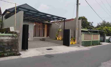 DIJUAL RUMAH MEWAH FULL FURNISH TEPI JLN ASPAL TIMUR BANDARA ADISUCIPTO PURWOMARTANI