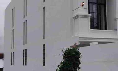 DIJUAL KOST EXCLUSIVE FULL FURNISH 3LANTAI KAWASAN PREMIUM KELILINGI KAMPUS TERNAMA DI YOGYAKARTA SETURAN