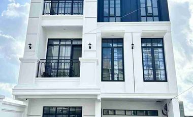 DIJUAL KOST EXCLUSIVE FULL FURNISH 3LANTAI KAWASAN PREMIUM KELILINGI KAMPUS TERNAMA DI YOGYAKARTA SETURAN