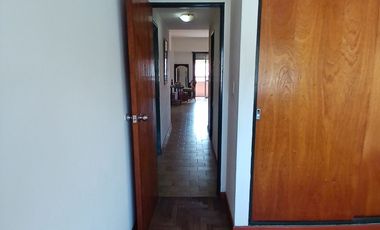 DEPARTAMENTO 3 AMBIENTES CON ESPACIO DE COCHERA SEMIPISO AL FRENTE UBICADO EN CALLE ENTRE RIOS AL 2700 ZONA CHAUVIN - MACROCENTRO  2DO PISO A LA CALLE