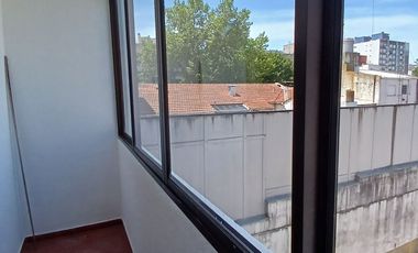 DEPARTAMENTO 3 AMBIENTES CON ESPACIO DE COCHERA SEMIPISO AL FRENTE UBICADO EN CALLE ENTRE RIOS AL 2700 ZONA CHAUVIN - MACROCENTRO  2DO PISO A LA CALLE