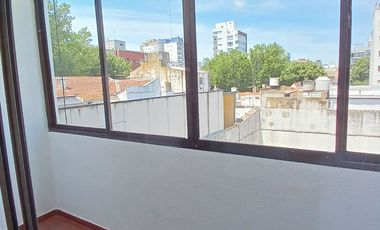 DEPARTAMENTO 3 AMBIENTES CON ESPACIO DE COCHERA SEMIPISO AL FRENTE UBICADO EN CALLE ENTRE RIOS AL 2700 ZONA CHAUVIN - MACROCENTRO  2DO PISO A LA CALLE