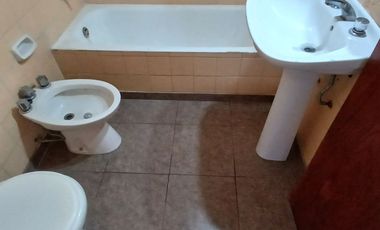 DEPARTAMENTO 3 AMBIENTES CON ESPACIO DE COCHERA SEMIPISO AL FRENTE UBICADO EN CALLE ENTRE RIOS AL 2700 ZONA CHAUVIN - MACROCENTRO  2DO PISO A LA CALLE