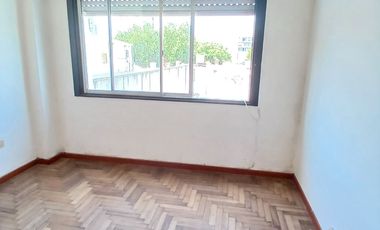 DEPARTAMENTO 3 AMBIENTES CON ESPACIO DE COCHERA SEMIPISO AL FRENTE UBICADO EN CALLE ENTRE RIOS AL 2700 ZONA CHAUVIN - MACROCENTRO  2DO PISO A LA CALLE